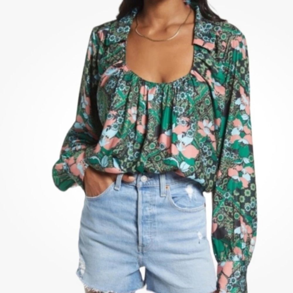 Three people floral Green scoop neck Top XS oversized fit
